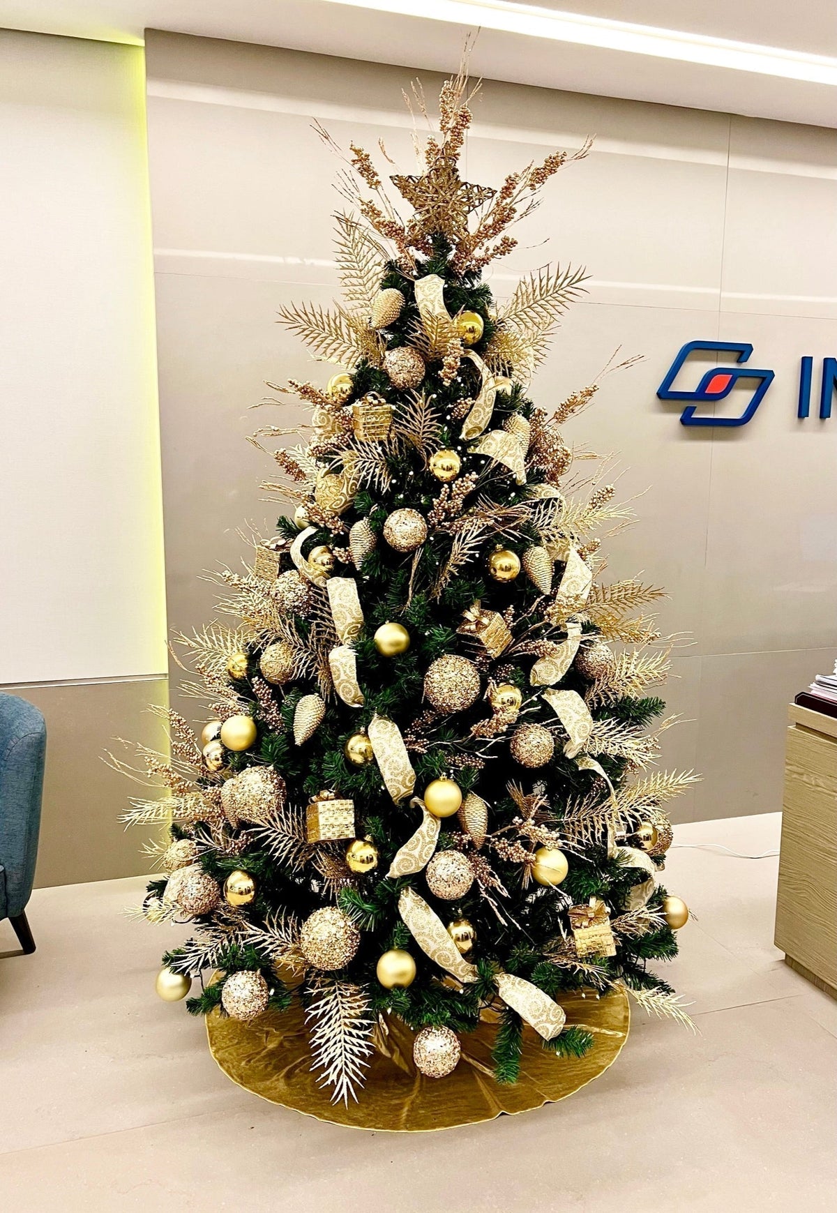Árvore de Natal + Decoração 360º Dourada Decor Inclusa - 2 Metros
